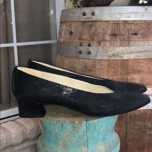 Stuart Weitzman black low heel pumps snake 8AA